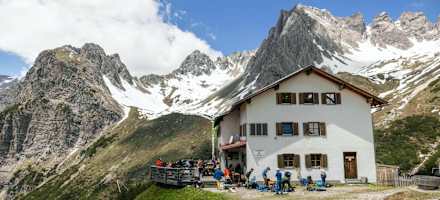 Die Steinseehütte steht in prächtiger Umgebung in den Lechtaler Alpen.