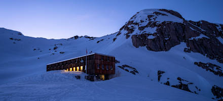 Die Capanna Cristallina bei Abenddämmerung