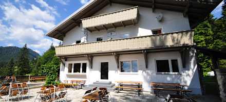 Das DAV-Haus Spitzingsee hat seinen Platz in den Bayerischen Voralpen, den Schlierseer Bergen.