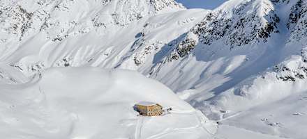 Blick von oben auf die Hütte