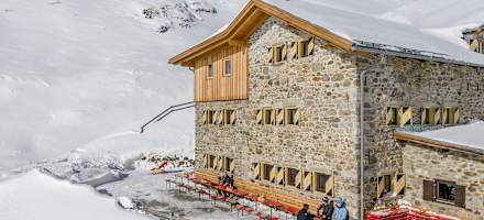 Die Amberger Hütte ist im Winter ein beliebter Stützpunkt für Skitourengeher.