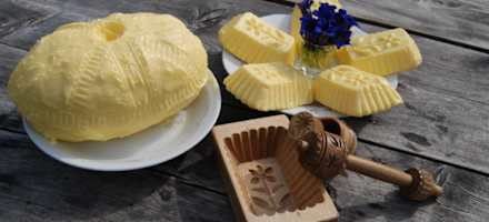 Selbstgemachte Butter samt Buttermodel