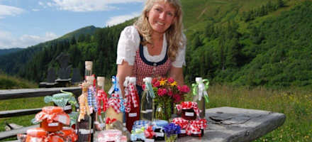 Die Hüttenwirtin mit selbstgemachten Marmeladen und Säften
