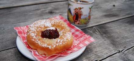 Ein Bauernkrapfen mit Preiselbeermarmelade darf auf der Alm nicht fehlen