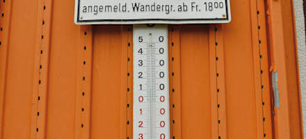 Die Öffnungszeiten sind am Haus angeschlagen.