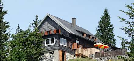 Die Walfreundehütte bietet Platz für 80 Personen 