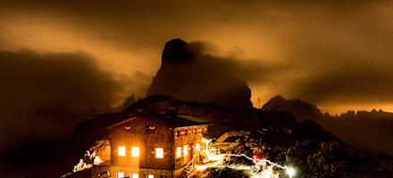 Büllelejochhütte bei Nacht