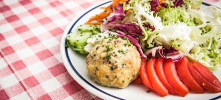 Speckknödel mit Salat auf der Düsseldorfer Hütte