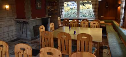 Innenraum mit Kamin der Duisburger Eifelhütte