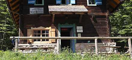 Die urige Eckberthütte steht besonders idyllisch