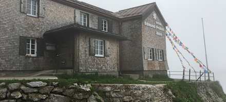 Das Edmund-Probst-Haus (1.930 m) steht in den Allgäuer Alpen am Fuße des Nebelhorns