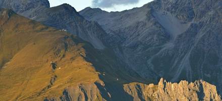 Die Ansbacher Hütte von der gegenüberliegenden Bergseite aus gesehen.
