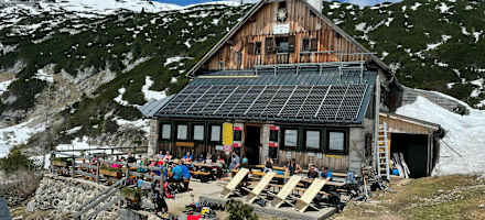 Die sonnige Terrasse auf der Pühringer Hütte im Frühjahr
