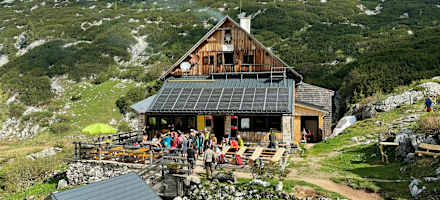 Die Pühringerhütte (1.637 m) im steirischen Teil des Salzkammergutes befindet sich direkt am Elmsee am Fuße des Elm und des Rotgschirr