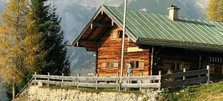 Die Freilassinger Hütte im Sommer