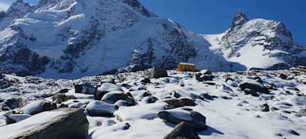 Blick auf die Hütte vom Fussweg zur Gandegghütte.