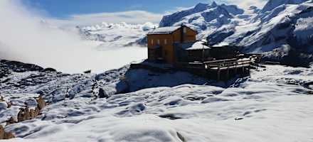 Die Gandegghütte mit Alpenpanorama