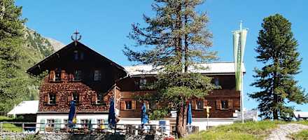 Das Haus ist die älteste Hütte - 1873 erbaut - des Deutschen Alpenvereins auf österreichischem Boden.