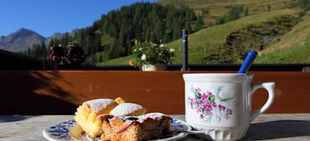 Kaffee und Kuchen auf der Vorderkaseralm