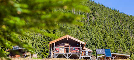 Die Gründhütte (1.195 m) ist eine urige kleine Selbstversorgerhütte am Hirschberg beim Tegernsee in Bayern.