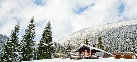 Die Gründhütte (1.195 m) ist eine urige kleine Selbstversorgerhütte am Hirschberg beim Tegernsee in Bayern.