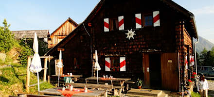 Die Grazer Hütte im Morgenlicht.