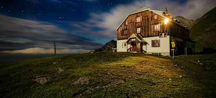 Guttenberghaus bei Nacht