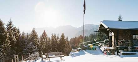 Wer im Winter zur Hündeleskopfhütte kommt, kann anschließend mit der Rodel ins Tal sausen.
