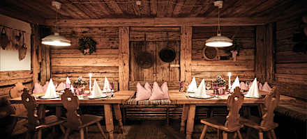 Die Alm lädt nicht nur aufgrund der regionalen Küche zum Verbleiben ein.