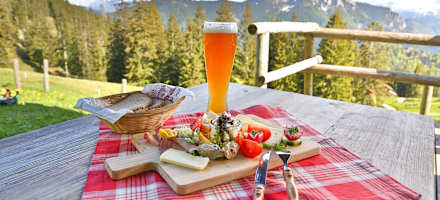 Auf einer der Almen kann man im Sommer einkehren.