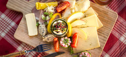 Brotzeit auf der Haaralm