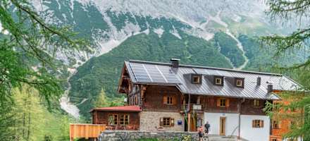 Das Hallerangerhaus (1.768 m) liegt im Karwendelgebirge