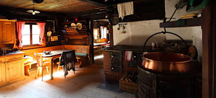 Der gemütliche Innenraum der Alm