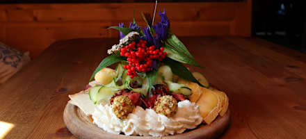 Produkte aus hofeigener Produktion, garniert mit Blüten.