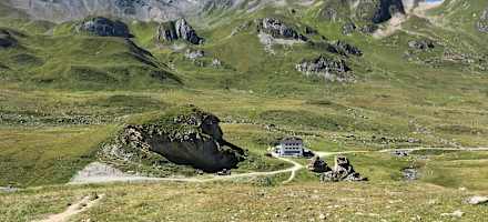 Die auf Schweizer Boden und im Silvrettagebirge stehende Heidelberger Hütte ist das Ziel vieler Wanderer, Bergsteiger, Kletterer sowie Schnee- und Skitourengeher.