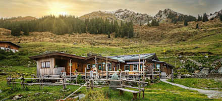 Die Hochwildalmhütte am frühen Morgen im Sommer