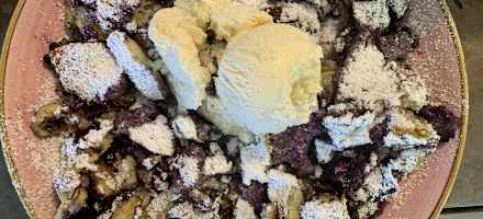 Moosbeerschmarrn mit Vanilleeis