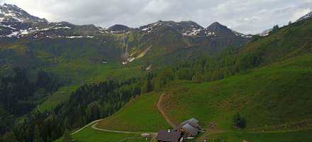 Direkt im Talschluss des Navistals, einem Seitental des Nordtiroler Wipptals, liegt oberhalb der Baumgrenze auf 1.880 m Seehöhe die Poltenalm.