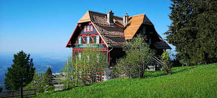 Auf dem Grazer Hausberg, dem Schöckl (1.445 m) in der Steiermark, liegt unweit des Gipfels das Stubenberghaus.
