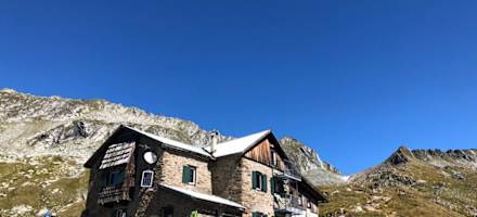 Birnlückenhütte mit Blick auf die Birnlücke