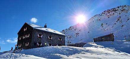 Die Glorer Hütte (2.642 m) ist vom Lucknerhaus in Kals am Großglockner in zwei Stunden zu erreichen.