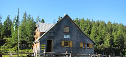 Hütte mit Almgelände