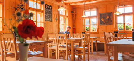Helle Räume und gemütliche Zimmer zeichnen die Hütte aus