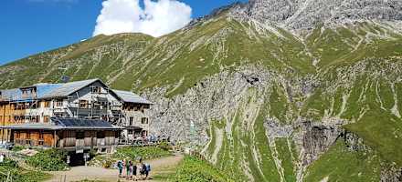 Die Kemptner Hütte während des Umbaus 2021