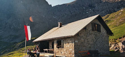 Das Kaufbeurer Haus (2.007 m) liegt im Urbeleskar in den Allgäuer Alpen (Tirol) an der Nordseite der Hornbachkette.