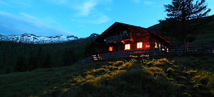 Die Nacht senkt sich über die Modereggalm.