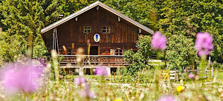 Die Selbstversorgerhütte Kloaschaualm (887 m) liegt in den Schlierseer Bergen im Mangfallgebirge
