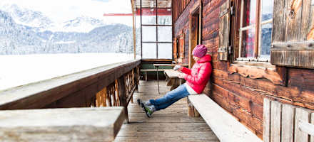 Der gemütliche Balkon der Kloschaualm