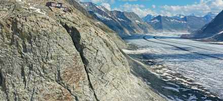 Zur Hütte gelangt man aufgrund von Gletscherrückgang über eine Treppe