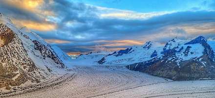 Blick auf den Konkordiaplatz und die Lötschenlücke